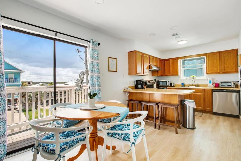Renovated With Access And 5 Min From Hangout *